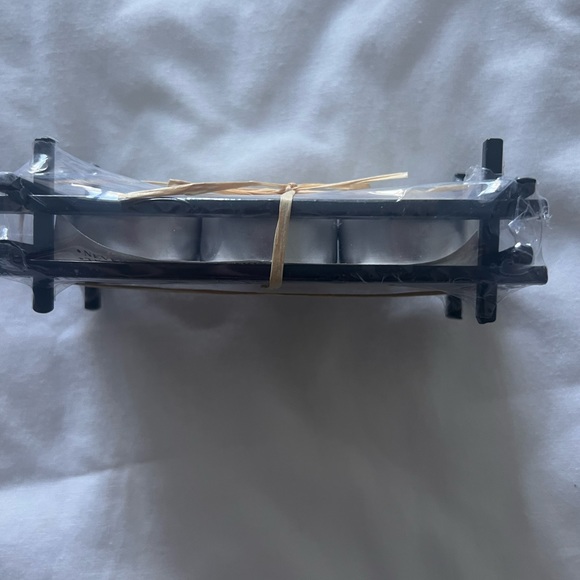 NIP SET OF 3 TEA LIGHT CANDLES IN BLACK METAL HOLDER - Picture 3 of 5